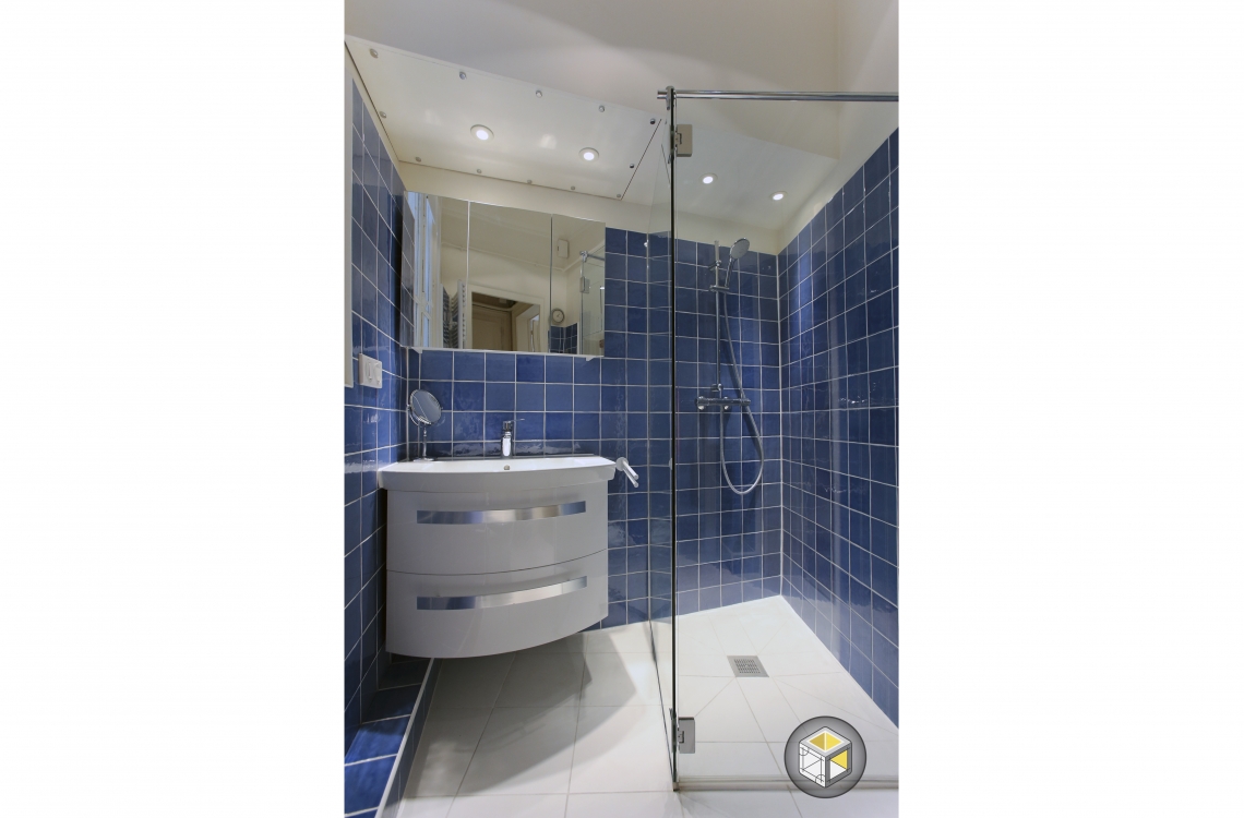 salle de bain carrelage bleu douche parois transparentes