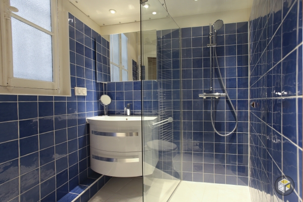 rénovation salle de bain bleu carrelage douche